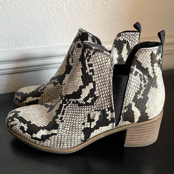 NWT Dr. Scroll’s Snake Slip On Booties - Picture 1 of 5